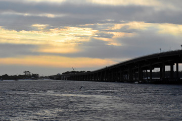 Obraz premium sunset over a bay in florida
