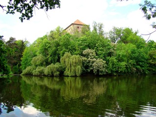 Obraz premium house on the precipice the lake in front of him