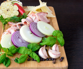 Wododen board with bacon, basil, onion and garlic