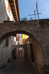 Vicolo di Limone sul Garda con archi antichi visto dal basso