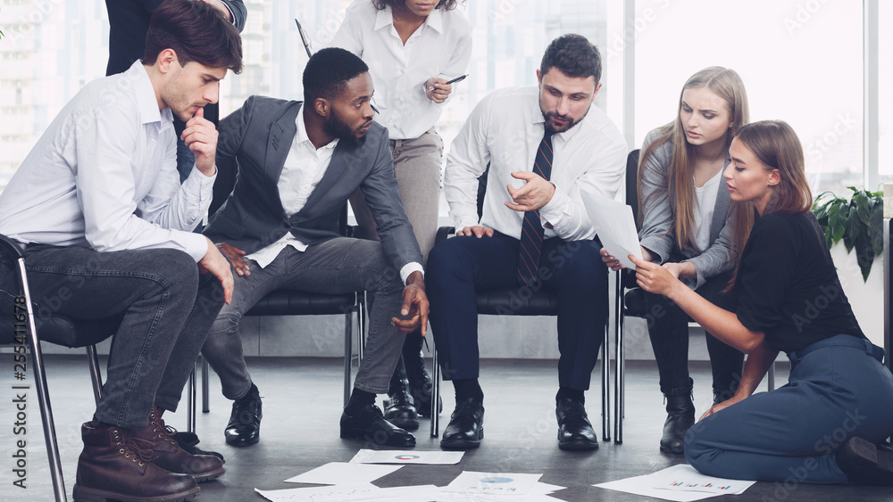 Poster successful business team creating new project in office