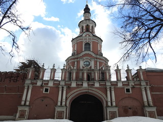 Donskoi monastery. The church under the gate
