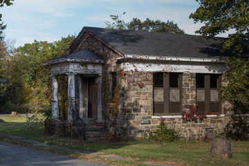 Obraz premium old abandoned building in the forest