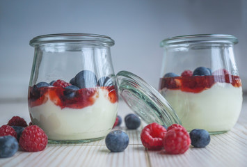 Dessert im Glas mit Joghurt und Früchten
