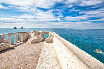 Fototapeta premium Famous Mazatlan sea promenade (El Malecon) with ocean lookouts and scenic landscapes