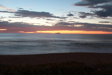 Nascer do sol no litoral sul do Brasil