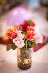 Ein Strauß Rosen auf einem Gedeckten Tisch für eine Feier wie Geburtstag oder Hochzeit