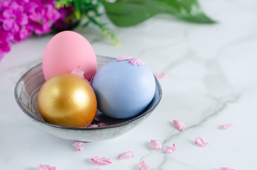 Obraz na płótnie Canvas Colorful easter eggs in ceramic bowl.