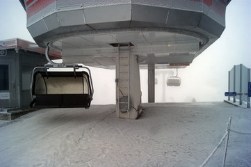 Skilift im Nebel