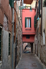Fototapeta na wymiar Alleyway Gondolier, Venice