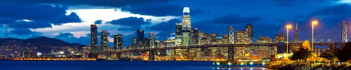Fototapeta na wymiar High Resolution Panoramic View of San Francisco City Skyline with Bay Bridge from Oakland 