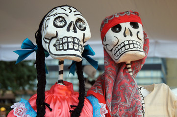 Catrina y Catrín vestidos de indígena que representa la cultura mexicana. Estas figuras son íconos de la cultura mexicana y se utilizan en la celebración de día de muertos en noviembre