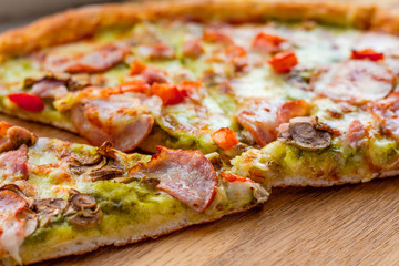 pizza with ham, mushrooms and spinach sauce