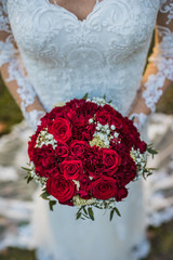 Braut mit rotem Blumenstrauß
