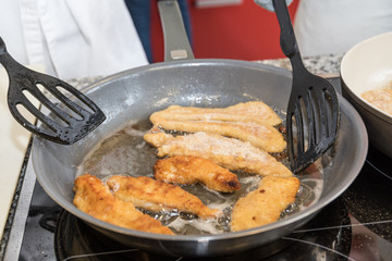 paniertes Fleisch braten