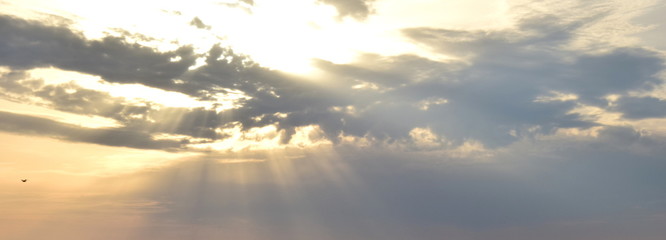 Sonnenstrahlen hinter dunklen Wolken