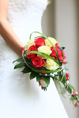 Braut hält Brautstrauß