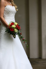 Braut und ihr schöner Brautstrauß