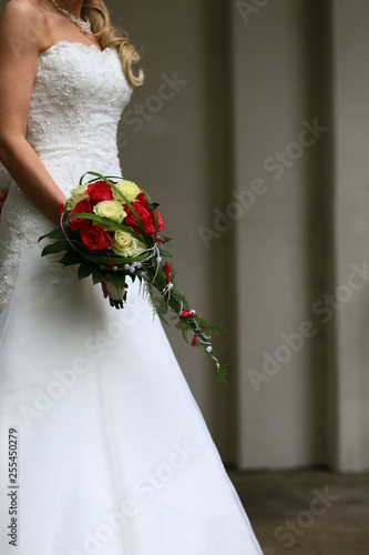 Braut und ihr schöner Brautstrauß