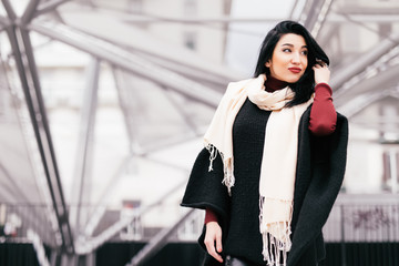 Obraz premium lifestyle portrait of young beautiful woman walking outdoor on city streets, wearing eather jacket.