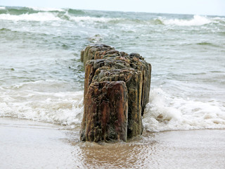 stary falochron rozrywa fale © Rafal