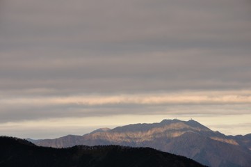 三ツ峠山に圧し掛かる暗雲
