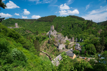 Blick auf die  Manderscheider (Eifel) Burgen