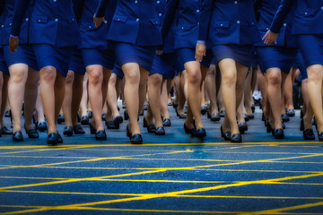 MULHERES MILITARES EM DESFILE