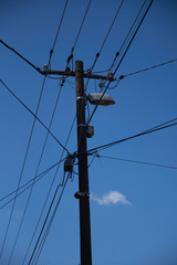 H&ouml;lzerne Strommast mit Strassenlaterne und Telekomleitungen