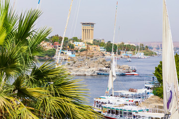 Schiffe und Boote am Hafen von Assuan in Ägypten am Nil