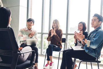 Naklejka premium Group of casual business meeting and discussing with laptop computer.creative business people presenting and planning in modern workloft.Teamwork concept