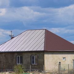 The roof of corrugated sheet on the houses