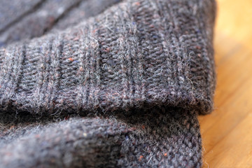 冬物衣類　置いた厚手ニットカーディガンの襟と肩のアップ　こげ茶