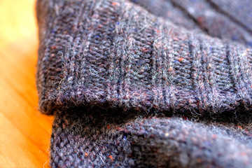 冬物衣類　置いた厚手ニットカーディガンの襟と肩のアップ　こげ茶