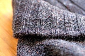 冬物衣類　置いた厚手ニットカーディガンの襟と肩のアップ　こげ茶