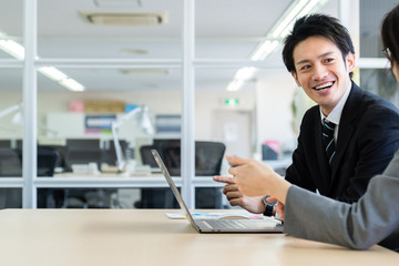 説明するビジネスマン