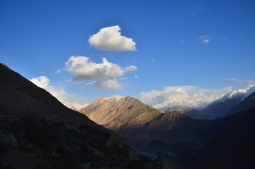 Obraz premium パキスタンのフンザの絶景 美しい山と青空と雲