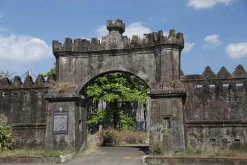 Fototapeta premium Das spanische Westtor Tor, des Marinehafens wurde 1885 errichtet, Olongapo City, Zambales, Philippinen