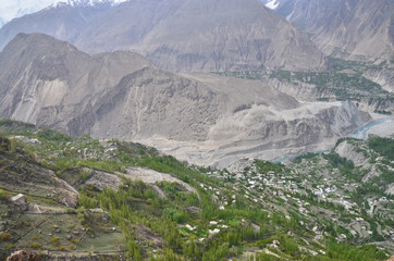 パキスタン　フンザの絶景　美しい山と村と森林