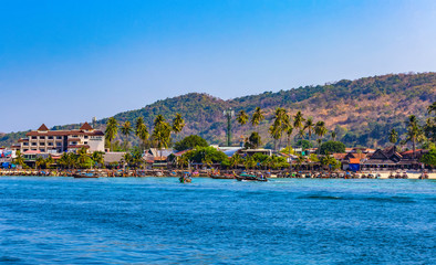 Obraz premium Ośrodek na wyspie Phi Phi, patrząc z łodzi