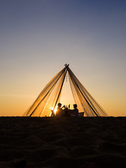 Obraz premium Dinner table for two at the beach