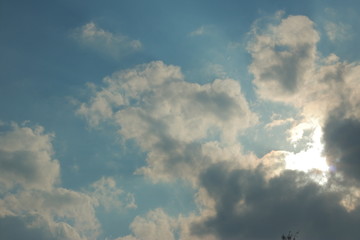 嵐の前の神々しい神秘的な空と雲とビル