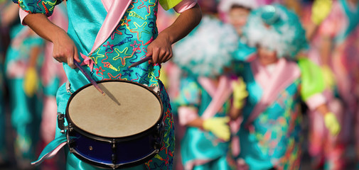 Carnavalsmuziek gespeeld op drums door kleurrijk geklede muzikanten