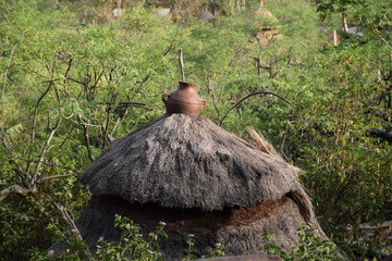Traditioneller Krug auf dem Strohdach einer Konso Hütte