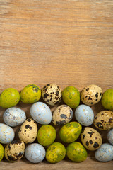 Bunte Eier auf Holzhintergrund