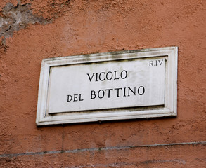 Street name VICOLO DEL BOTTINO which means Booty alley in Italia