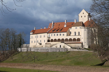 Fototapeta na wymiar hist. Schloss in Seefeld am Pilsensee (Bayern)