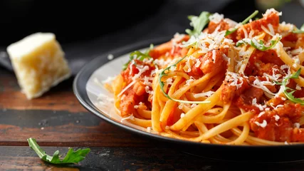 Selbstklebende Fototapete Essen Spaghetti alla Amatriciana mit Pancetta-Speck, Tomaten und Pecorino-Käse
