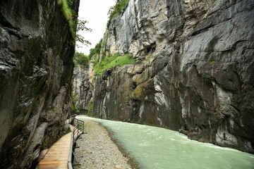 Der Wanderweg in der Aareschlucht bei Meiringen