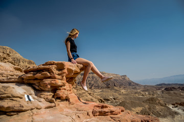 Kobieta na skale na pustyni